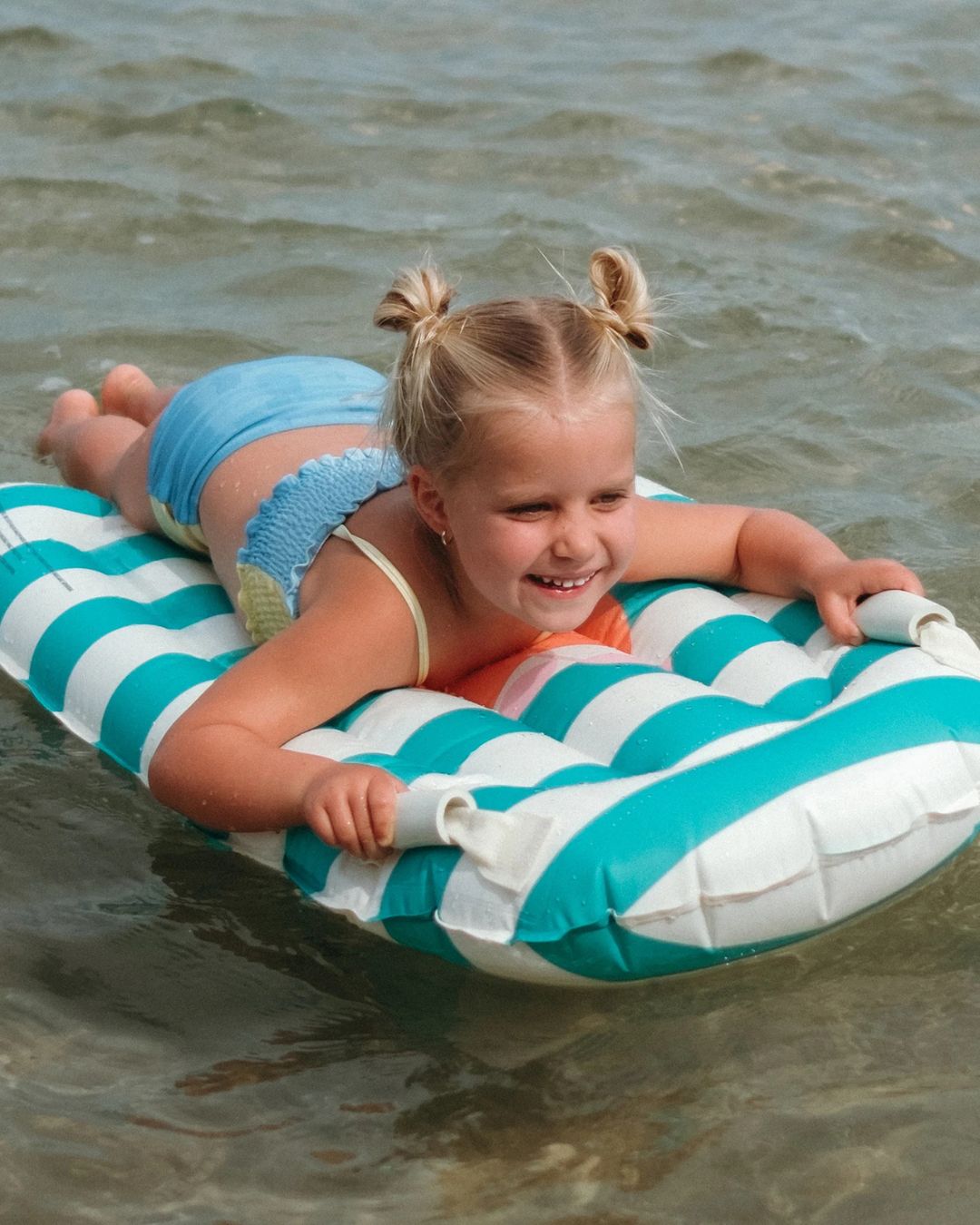 Planche de surf gonflable enfant rayée bleue avec poignées pour piscine et plage