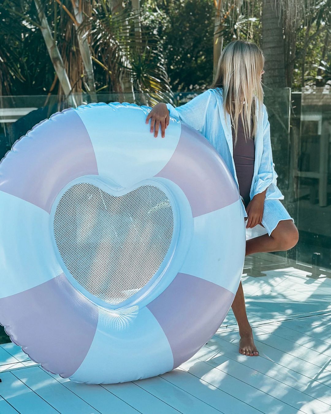 Bouée gonflable cœur rose rayée Sunnylife pour piscine et plage