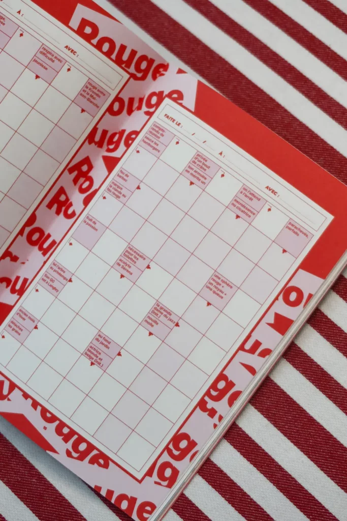 cahier de mots fléchés facile à emporter partout pour jouer et se détendre.