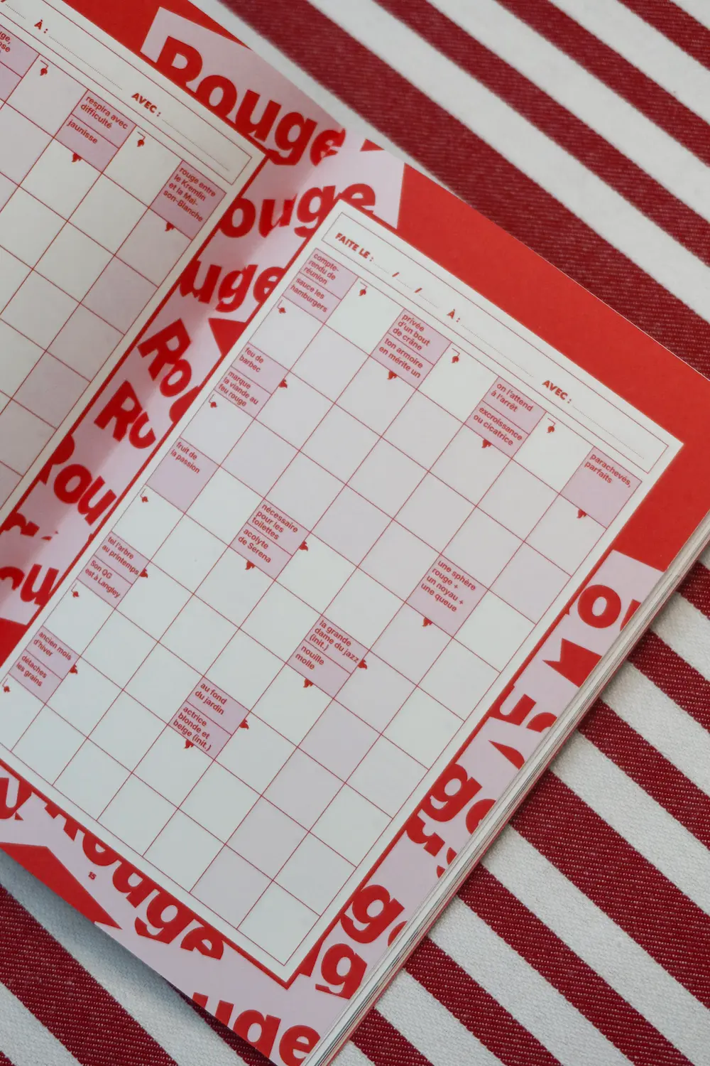 cahier de mots fléchés facile à emporter partout pour jouer et se détendre.