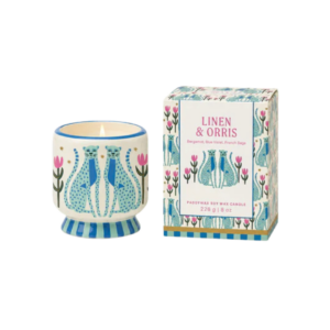 Bougie céramique A Dopo Paddywax décorée de guépards bleus parfum Lin & Iris.