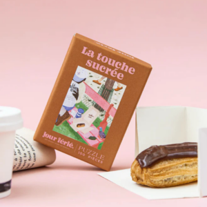 Mini puzzle 100 pièces La Touche Sucrée illustrant une pause gourmande avec un éclair au chocolat et un café.