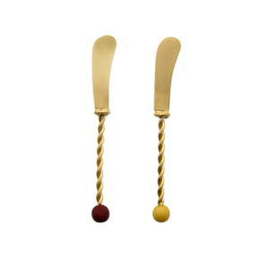 Ensemble de deux couteaux à beurre en acier doré avec manches tressés et perles en résine colorées.