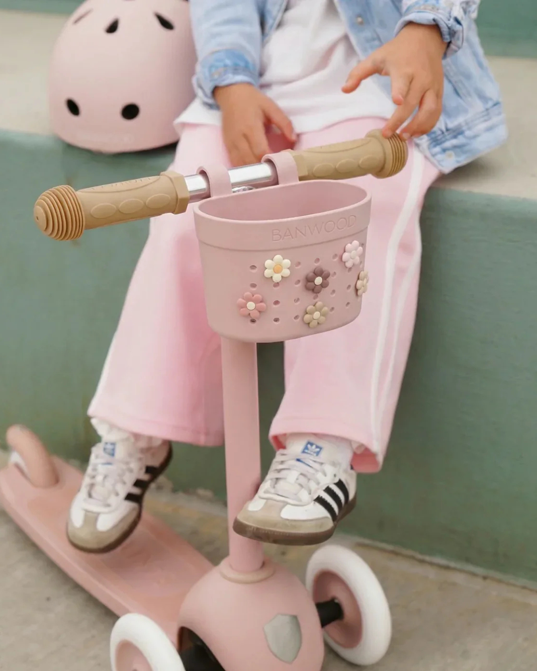 Panier Banwood Pin & Ride personnalisable pour trottinette et vélo avec fixation facile.