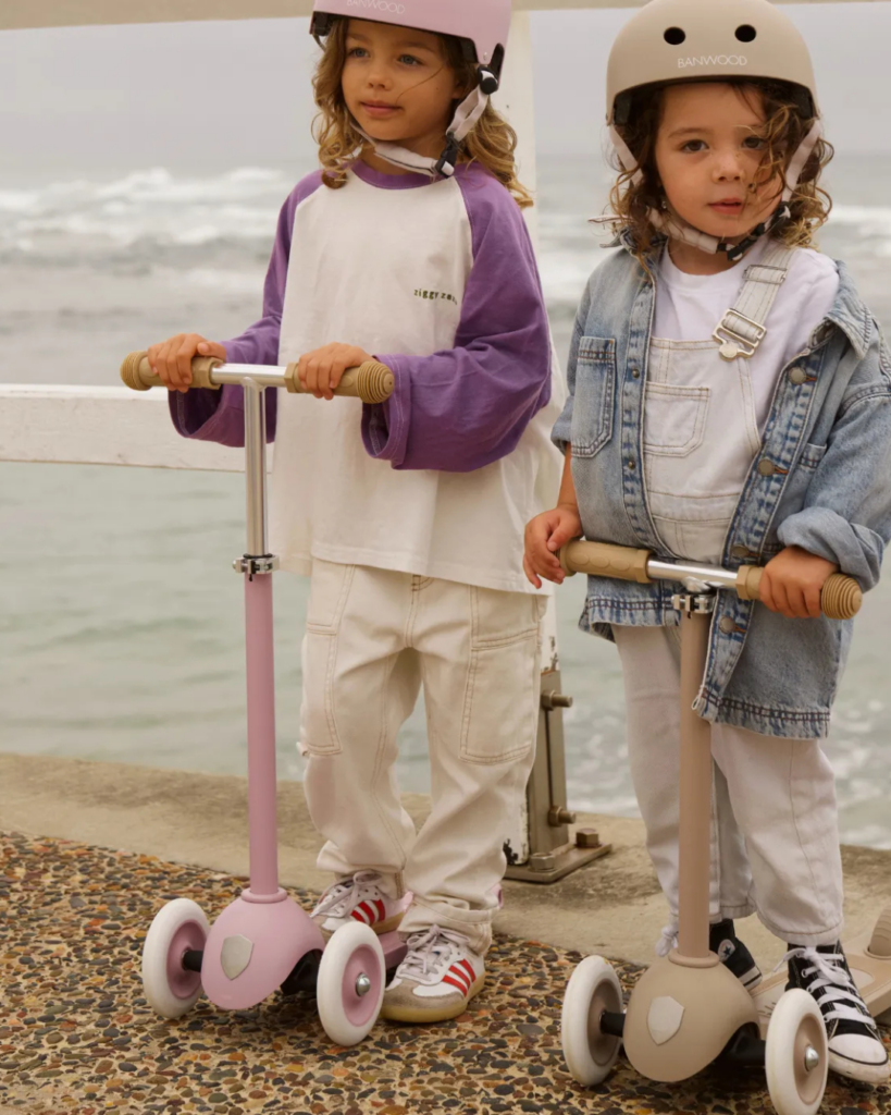 Trottinette Banwood Eco Sand avec panier assorti en plastique recyclé pour enfant dès 3 ans.
