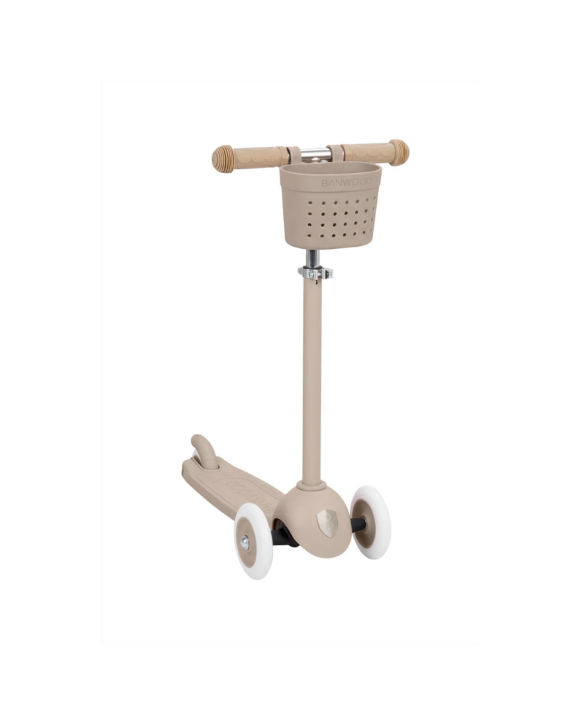 Trottinette Banwood Eco Sand avec panier assorti en plastique recyclé pour enfant dès 3 ans.