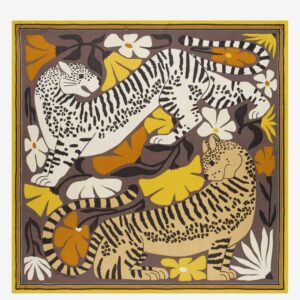 Carré 100 Pantéo Mordoré Inoui Editions en soie et modal 100 × 100 cm avec imprimé artistique exclusif.