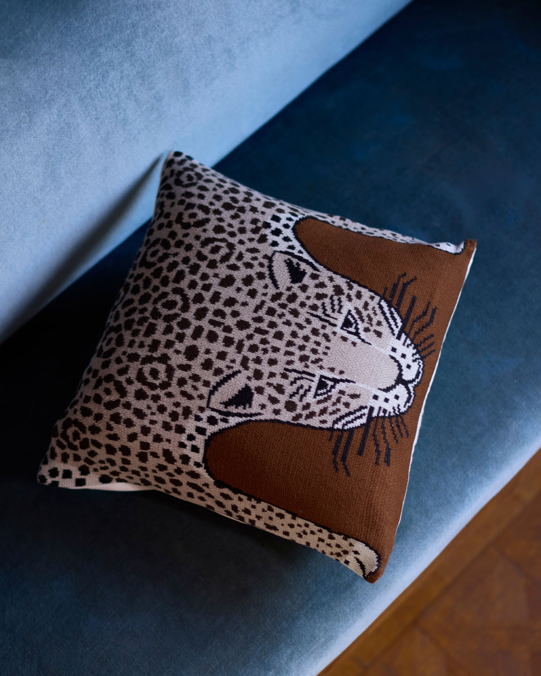 Housse de coussin Léopard Beige Inoui Editions en 100 % coton, format 40 × 40 cm, avec imprimé artistique exclusif.