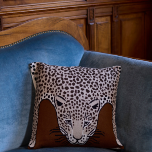 Housse de coussin Léopard Beige Inoui Editions en 100 % coton, format 40 × 40 cm, avec imprimé artistique exclusif.