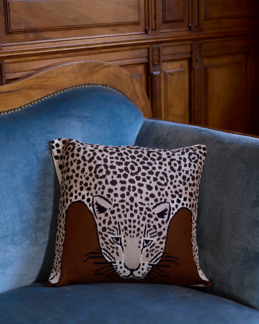 Housse de coussin Léopard Beige Inoui Editions en 100 % coton, format 40 × 40 cm, avec imprimé artistique exclusif.