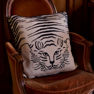 Housse de coussin Baldo Naturel Inoui Editions en 100 % coton, format 50 × 50 cm, avec motif artistique inspiré de la peau de tigre.