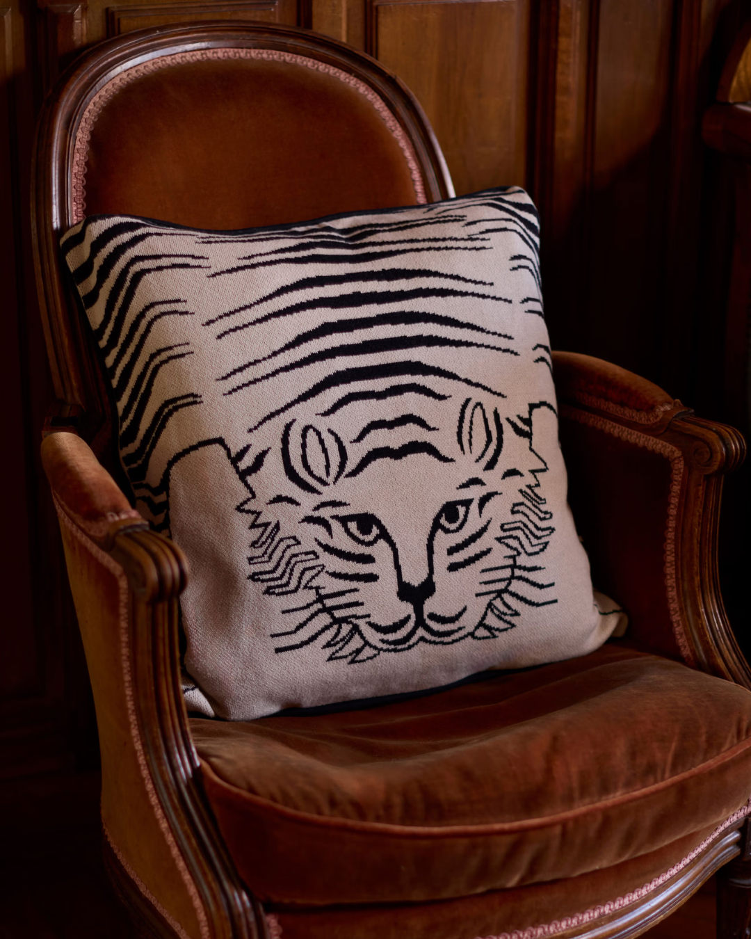 Housse de coussin Baldo Naturel Inoui Editions en 100 % coton, format 50 × 50 cm, avec motif artistique inspiré de la peau de tigre.