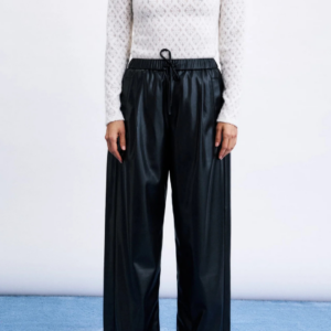 Le pantalon Odaesan Noir associe l’allure du simili cuir à une coupe large et décontractée. Sa taille haute élastiquée, son cordon de serrage et sa longueur 7/8 créent une silhouette moderne, confortable et facile à porter.