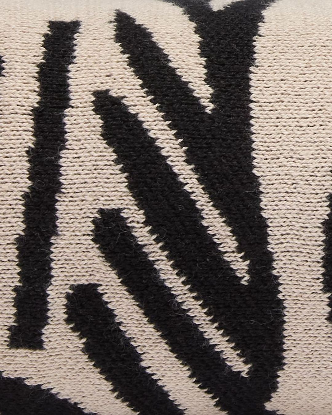 Plaid Mantra Naturel Inoui Editions en 100 % coton de 130 × 190 cm avec motif tigres jacquard tissé.
