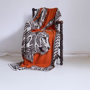 Plaid Mantra Orange Inoui Editions en 100 % coton de 130 × 190 cm avec motif tigre jacquard tissé.