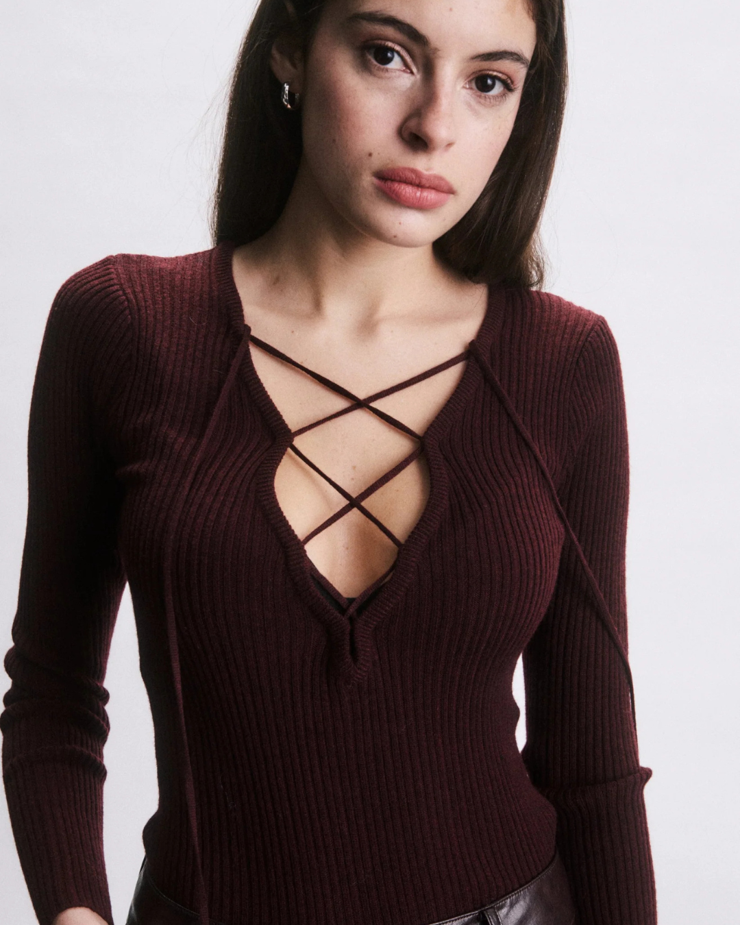 Pull Ernest bordeaux femme col V à laçage