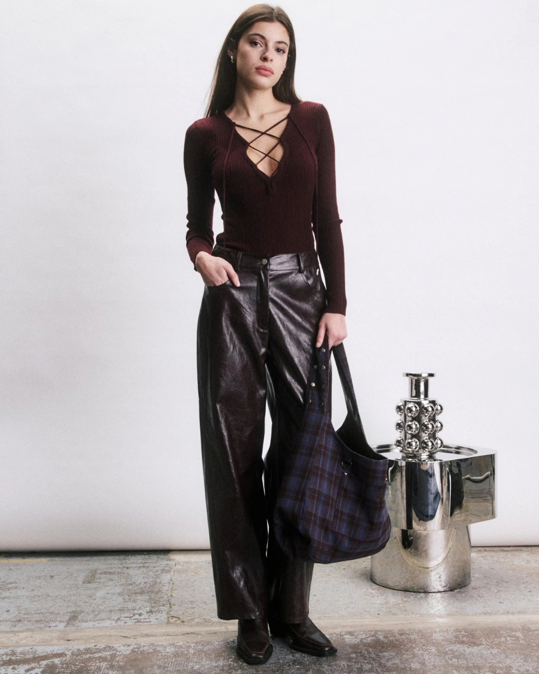 Pull Ernest bordeaux femme col V à laçage