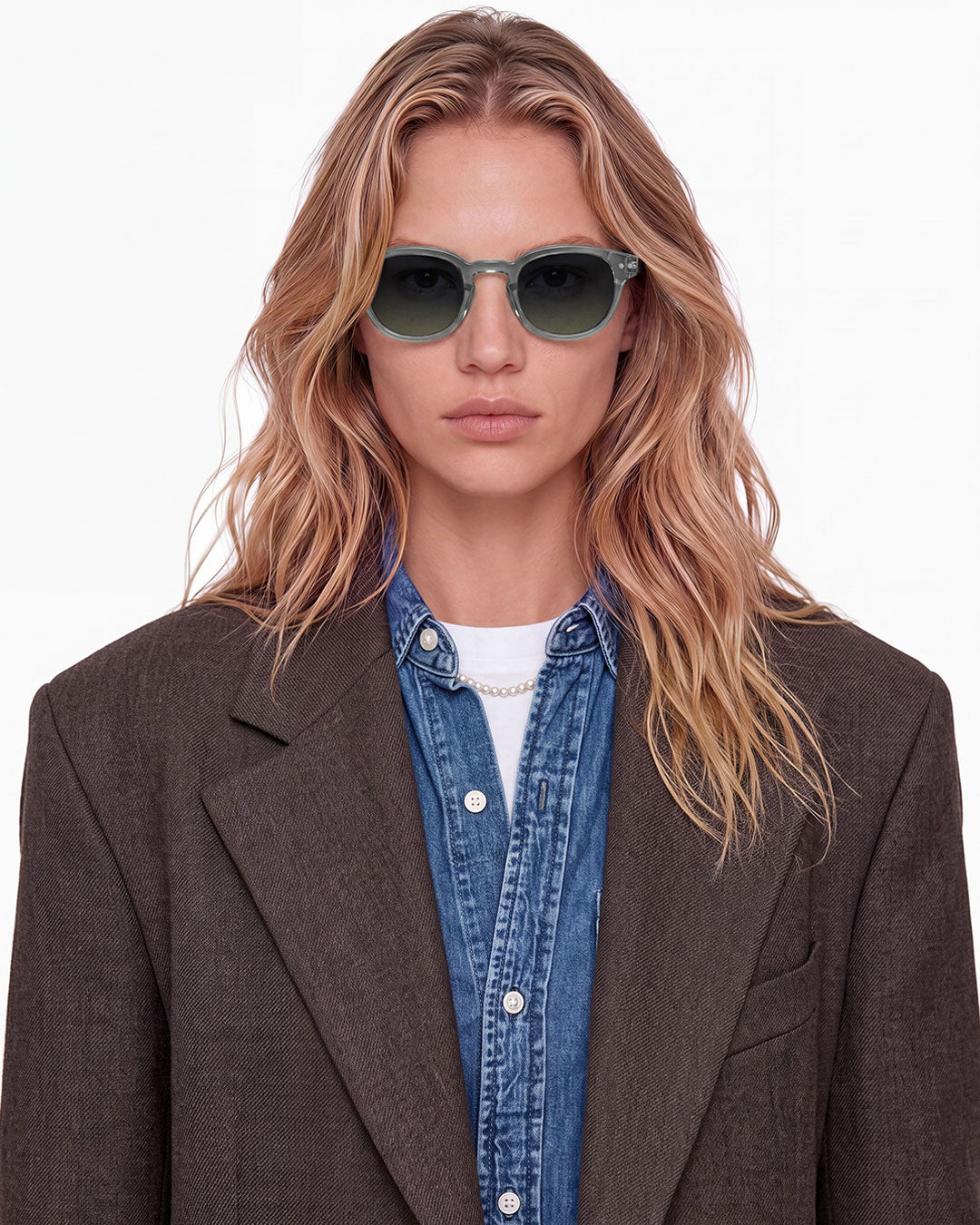 Femme blonde en blazer marron et chemise en jean portant les lunettes de soleil Izipizi #C Station Seat