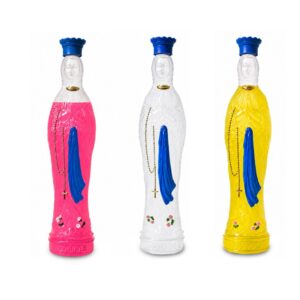 Trois distributeurs Miracle Pied de Poule en forme de Vierge de Lourdes, remplis de liquides rose, transparent et jaune